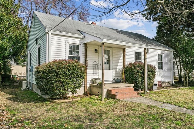 bungalow-style house featuring a front lawn