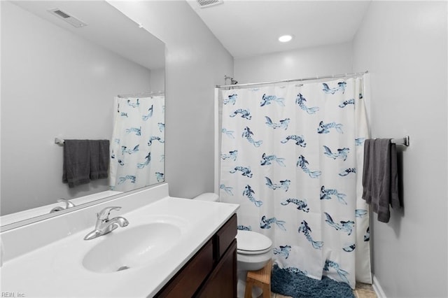 full bathroom with toilet, curtained shower, vanity, and visible vents