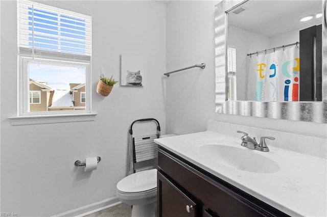 full bathroom with a shower with curtain, toilet, vanity, and baseboards