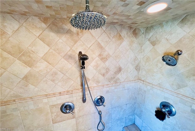 details featuring tiled shower