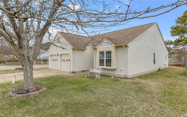 view of front of home featuring a garage, driveway, roof with shingles, and a front yard