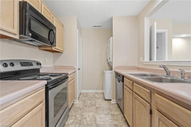 kitchen with visible vents, appliances with stainless steel finishes, light countertops, and a sink