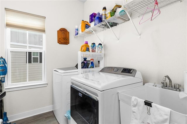 laundry room featuring dark wood-type flooring, a sink, laundry area, independent washer and dryer, and baseboards