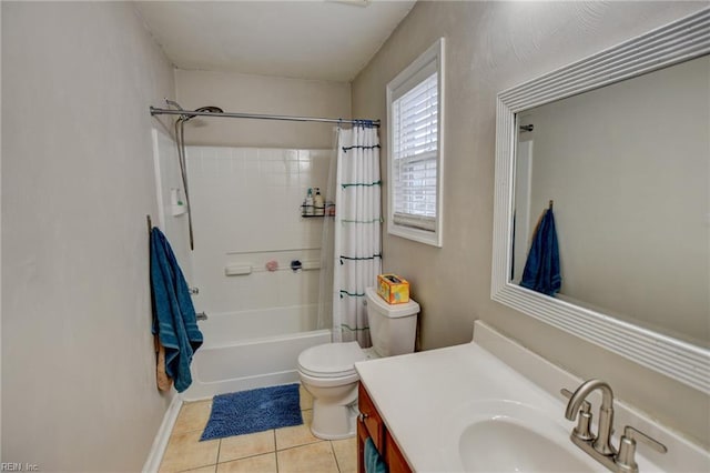 bathroom featuring baseboards, toilet, tile patterned floors, shower / bathtub combination with curtain, and vanity