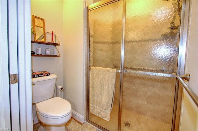 full bathroom featuring toilet, a stall shower, tile patterned flooring, and baseboards