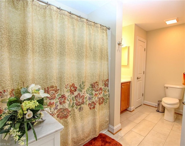 full bathroom featuring toilet, a shower with curtain, baseboards, and tile patterned floors