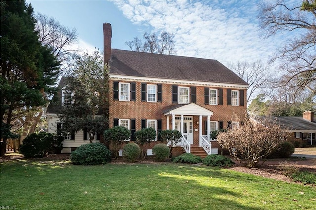 view of front facade featuring brick siding and a front lawn