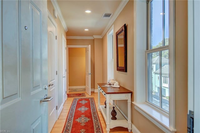 entryway featuring recessed lighting, visible vents, light wood-style flooring, ornamental molding, and baseboards