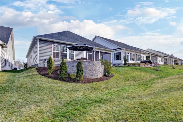 view of front facade with a front yard