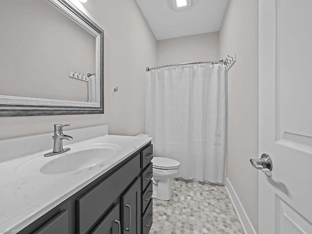 full bath featuring toilet, baseboards, a shower with shower curtain, and vanity