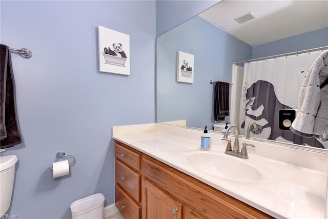 full bathroom with toilet, a shower with curtain, visible vents, and vanity