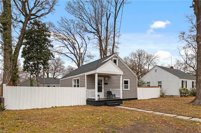 view of front of home featuring a front yard and fence