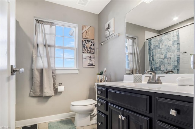 bathroom with toilet, a shower with shower curtain, vanity, visible vents, and baseboards