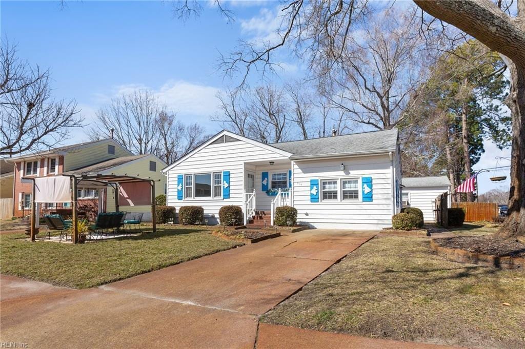view of front facade featuring fence and a front yard