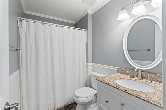 full bathroom featuring a shower with shower curtain, crown molding, vanity, and toilet