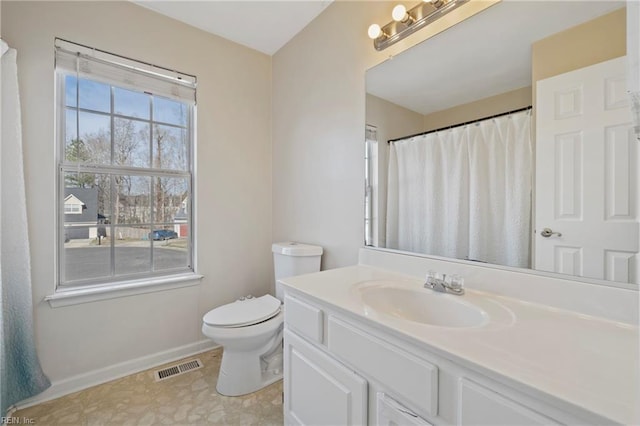 full bath with toilet, vanity, visible vents, and baseboards