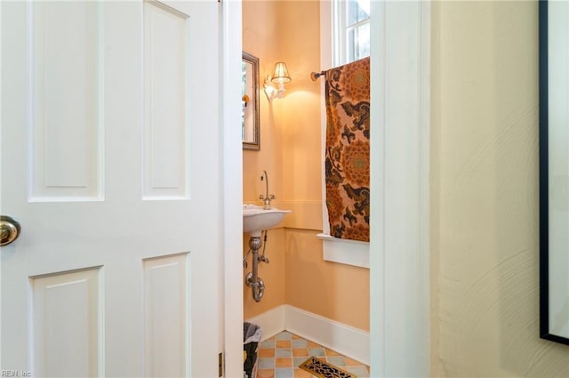 bathroom featuring a sink