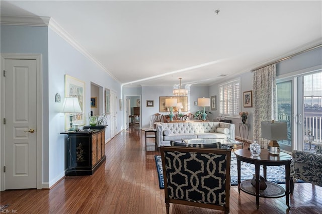 living room featuring crown molding, plenty of natural light, and hardwood / wood-style floors