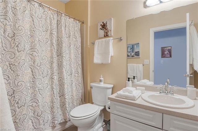 bathroom with a shower with shower curtain, vanity, and toilet