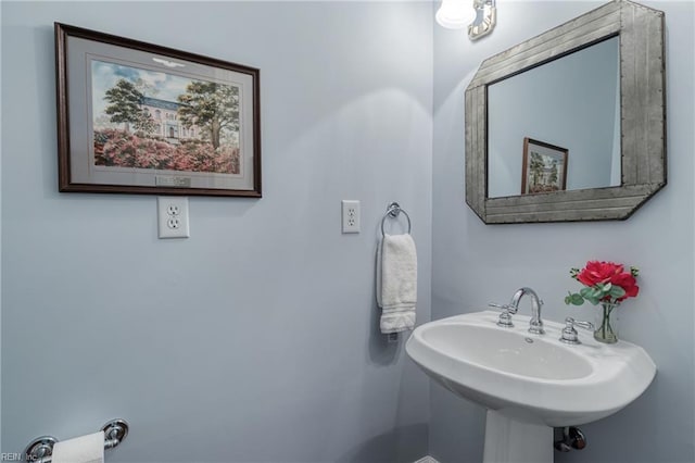 bathroom featuring a sink