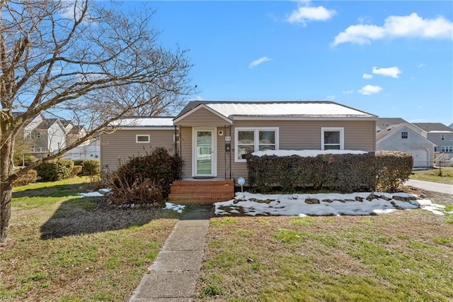 view of front of property featuring a front lawn