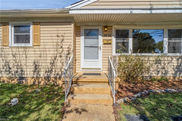 entrance to property featuring crawl space