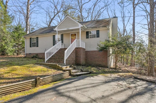 view of front of house with a front lawn and crawl space