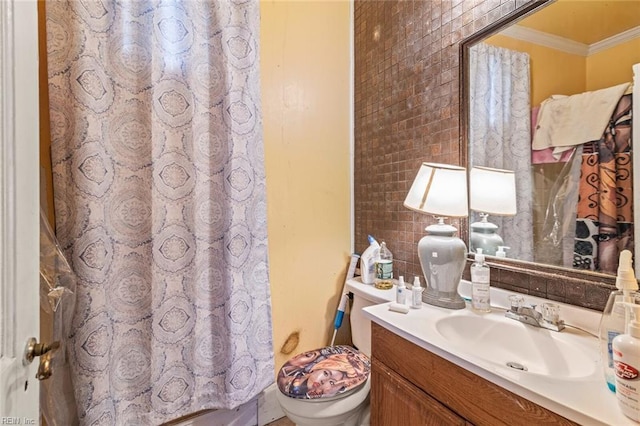 full bathroom with curtained shower, crown molding, vanity, and toilet