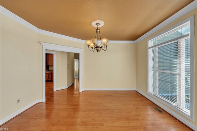 unfurnished room featuring light wood-style flooring, visible vents, baseboards, ornamental molding, and an inviting chandelier