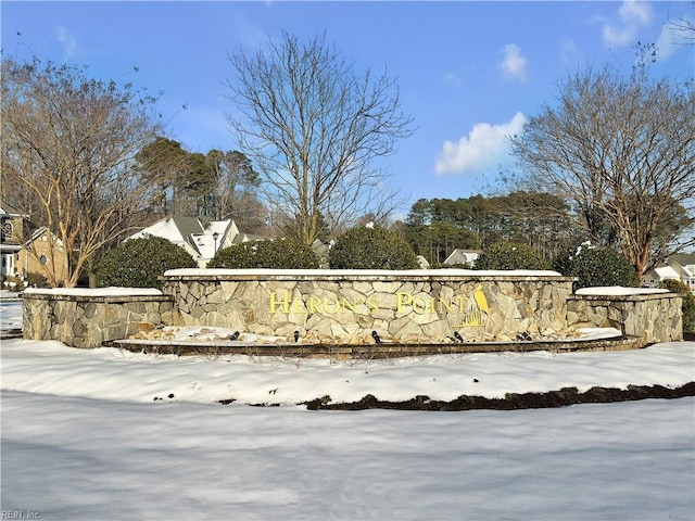 view of community / neighborhood sign