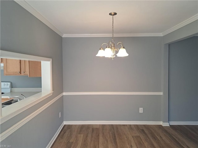 unfurnished dining area with a notable chandelier, dark wood-type flooring, a sink, baseboards, and crown molding