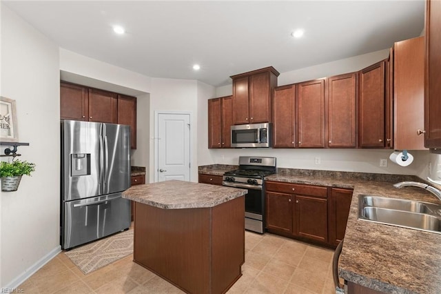 kitchen featuring recessed lighting, stainless steel appliances, a kitchen island, a sink, and dark countertops