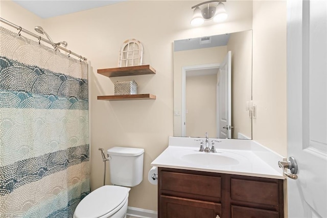 full bath featuring toilet, visible vents, a shower with shower curtain, and vanity