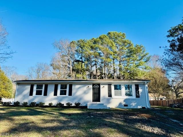 single story home with entry steps, fence, and a front yard