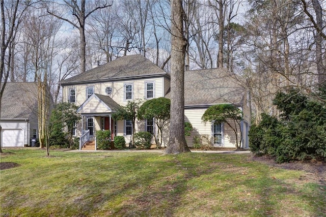 view of front of house featuring a shingled roof and a front yard