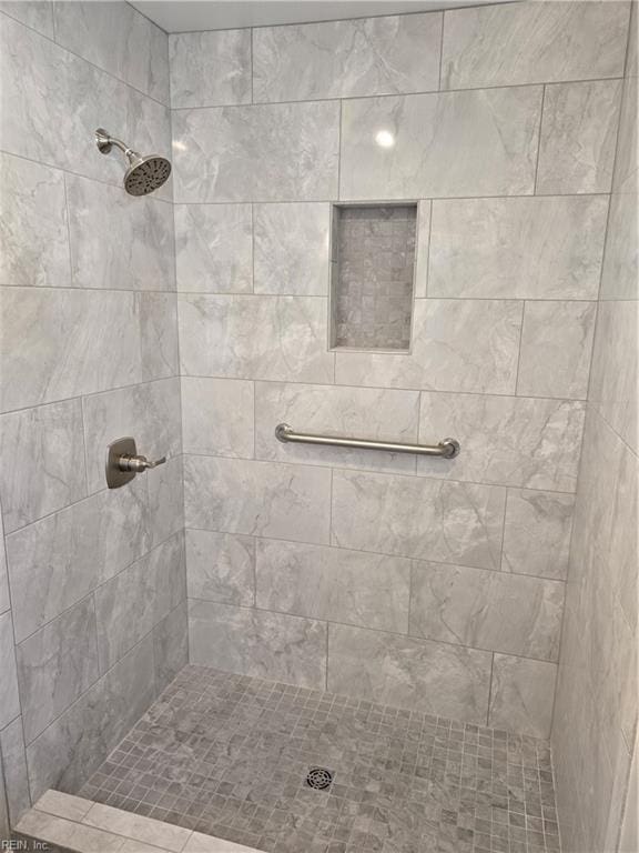 full bathroom featuring a tile shower