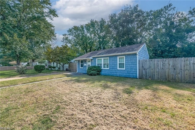 view of front of home featuring a front yard and fence