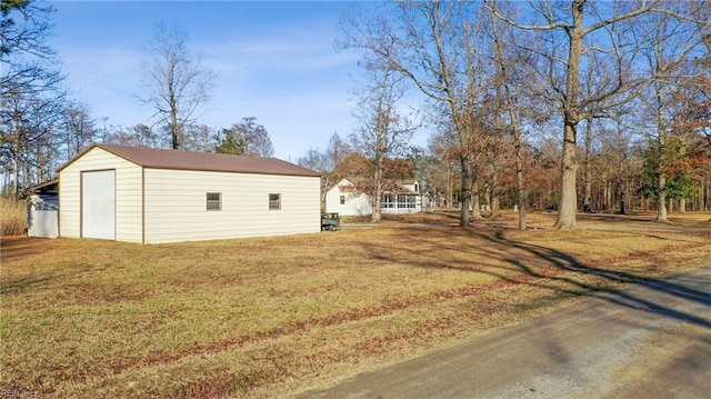 view of yard featuring an outdoor structure and a detached garage