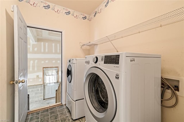 washroom with laundry area and washer and clothes dryer