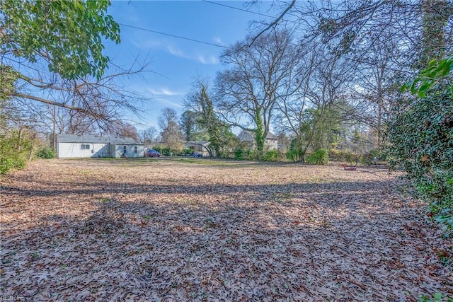 view of yard featuring an outbuilding