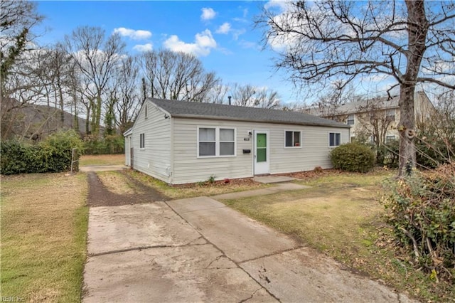 view of front of home featuring driveway and a front yard