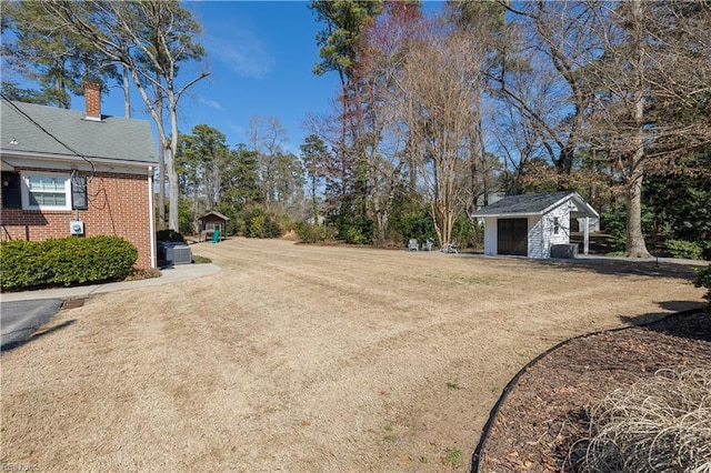 view of yard with an outdoor structure