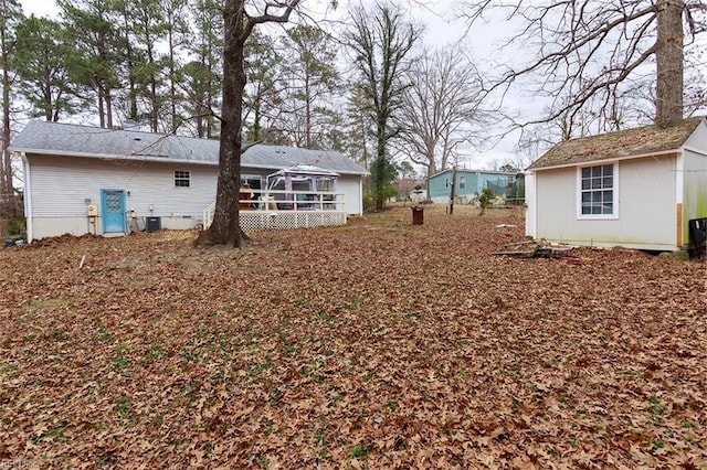 view of yard featuring an outbuilding