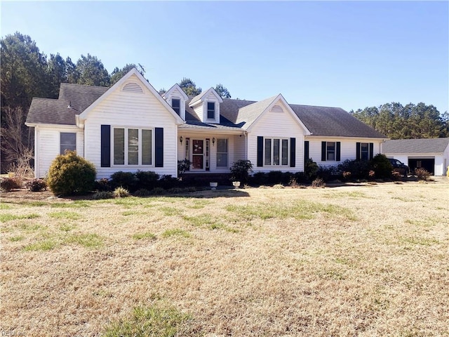 view of front of property featuring a front yard