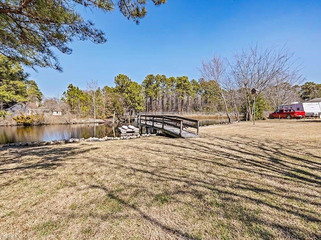 view of yard featuring a water view