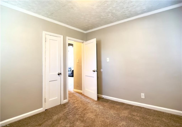 interior space with carpet floors, baseboards, and ornamental molding