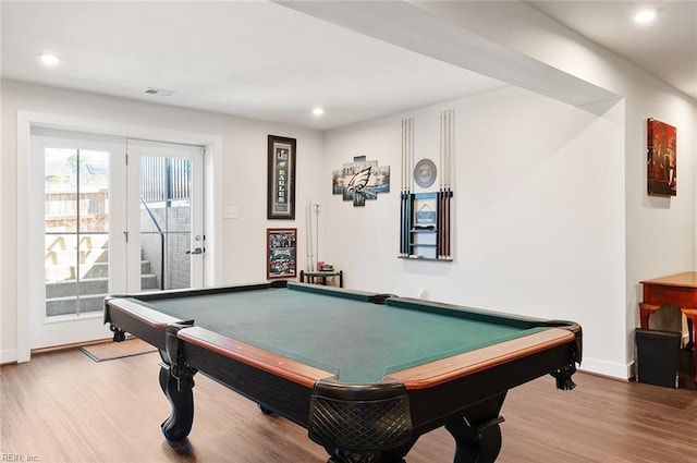 playroom with visible vents, recessed lighting, baseboards, and wood finished floors