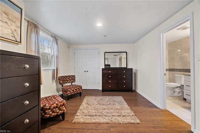 living area featuring recessed lighting, baseboards, and wood finished floors