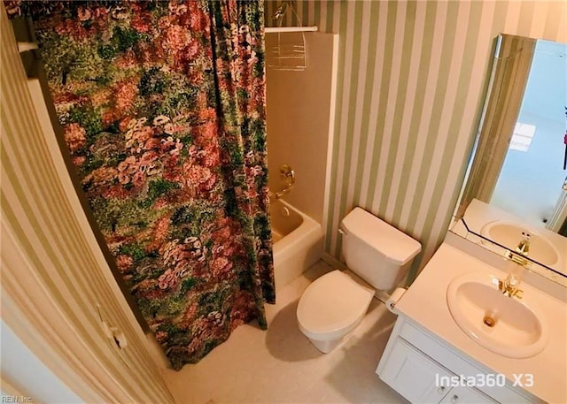 full bathroom with shower / bath combo with shower curtain, vanity, toilet, and wallpapered walls