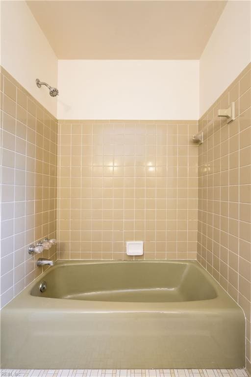 full bathroom with washtub / shower combination